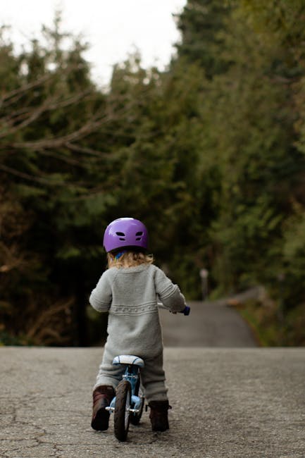 Niño pequeño en una bicicleta sin pedales
