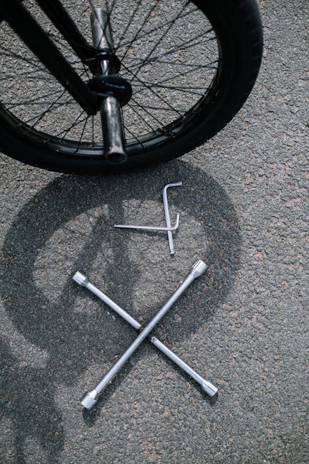 Rueda de bicicleta con herramientas en el piso